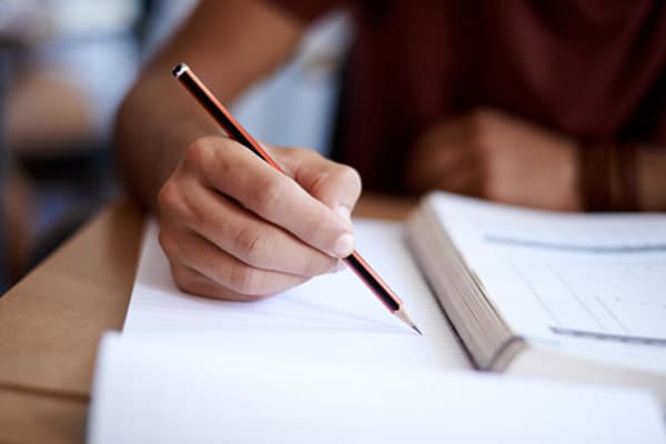 خواندن کتاب و داستان های مختلف باعث شکل گیری ارزش های گوناگونی در ذهن کودک می شود